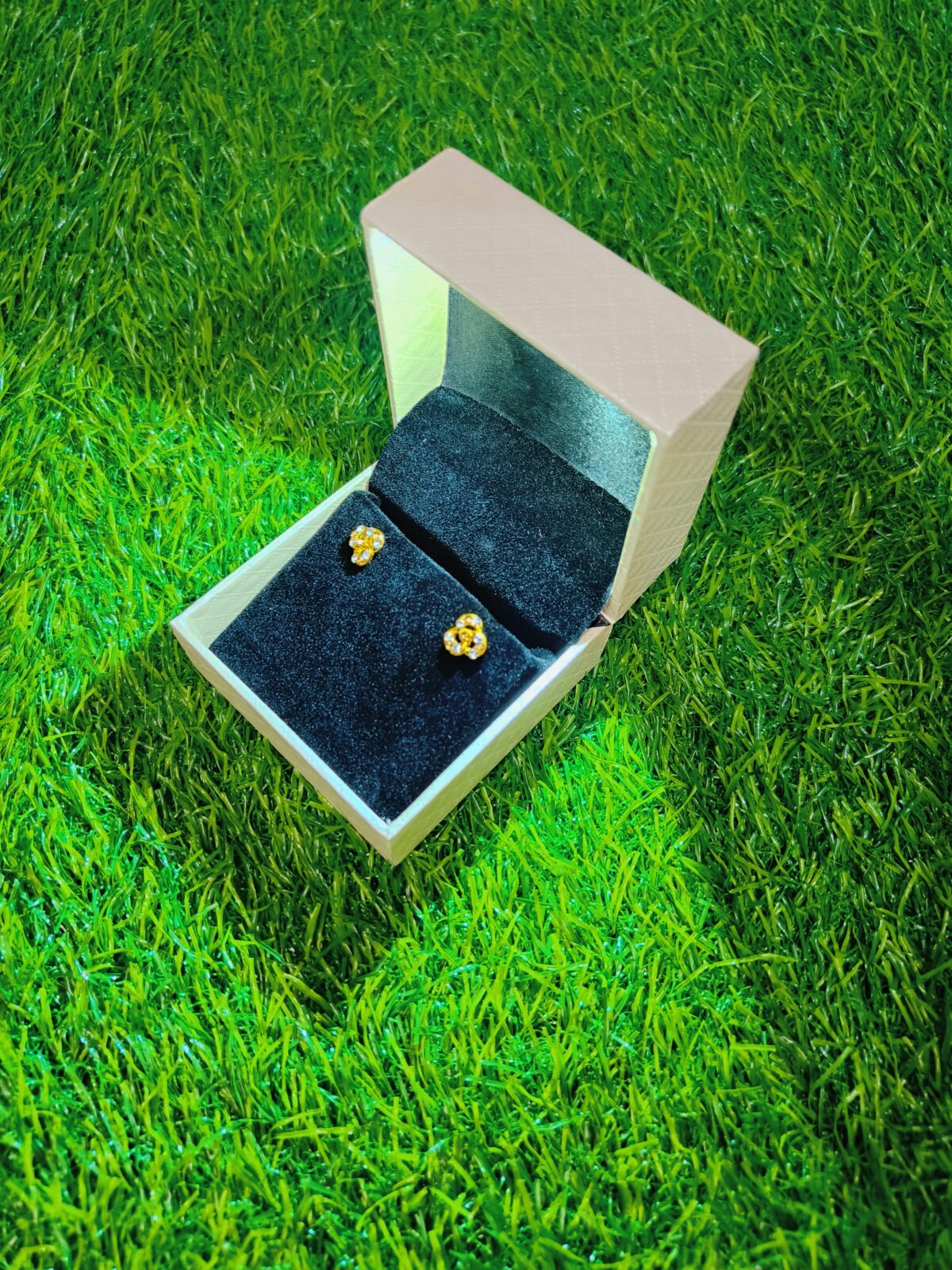 LED Light Velvet Jewellery Earring Box 3" x 3" INCH (White) - Image 2
