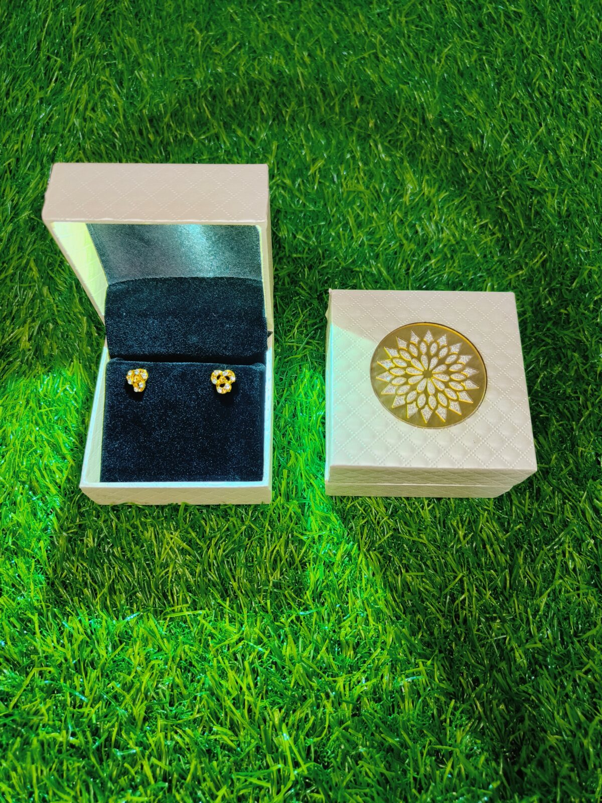 LED Light Velvet Jewellery Earring Box 3" x 3" INCH (White) - Image 4